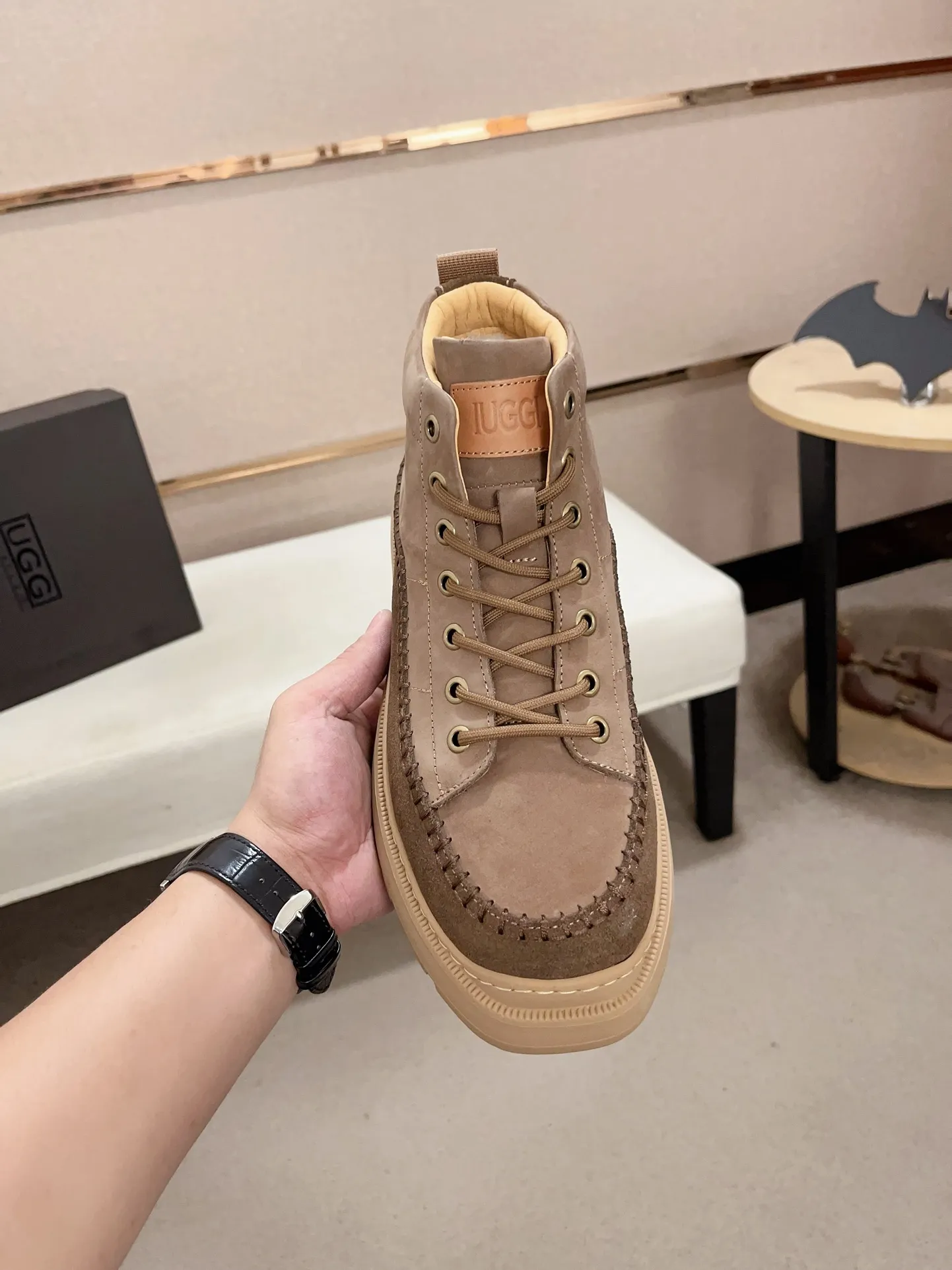Factory price: 760💰North American men's shoes Ugg ☃️In the special sale of new high-quality men's shoes snow boots in autumn and winter, the nemesis of extreme cold weather! Made of cowhide leather, merino wool lining, and original outsole, whether driving, outdoor or daily wear, there is always one that suits you! Code number 39-44